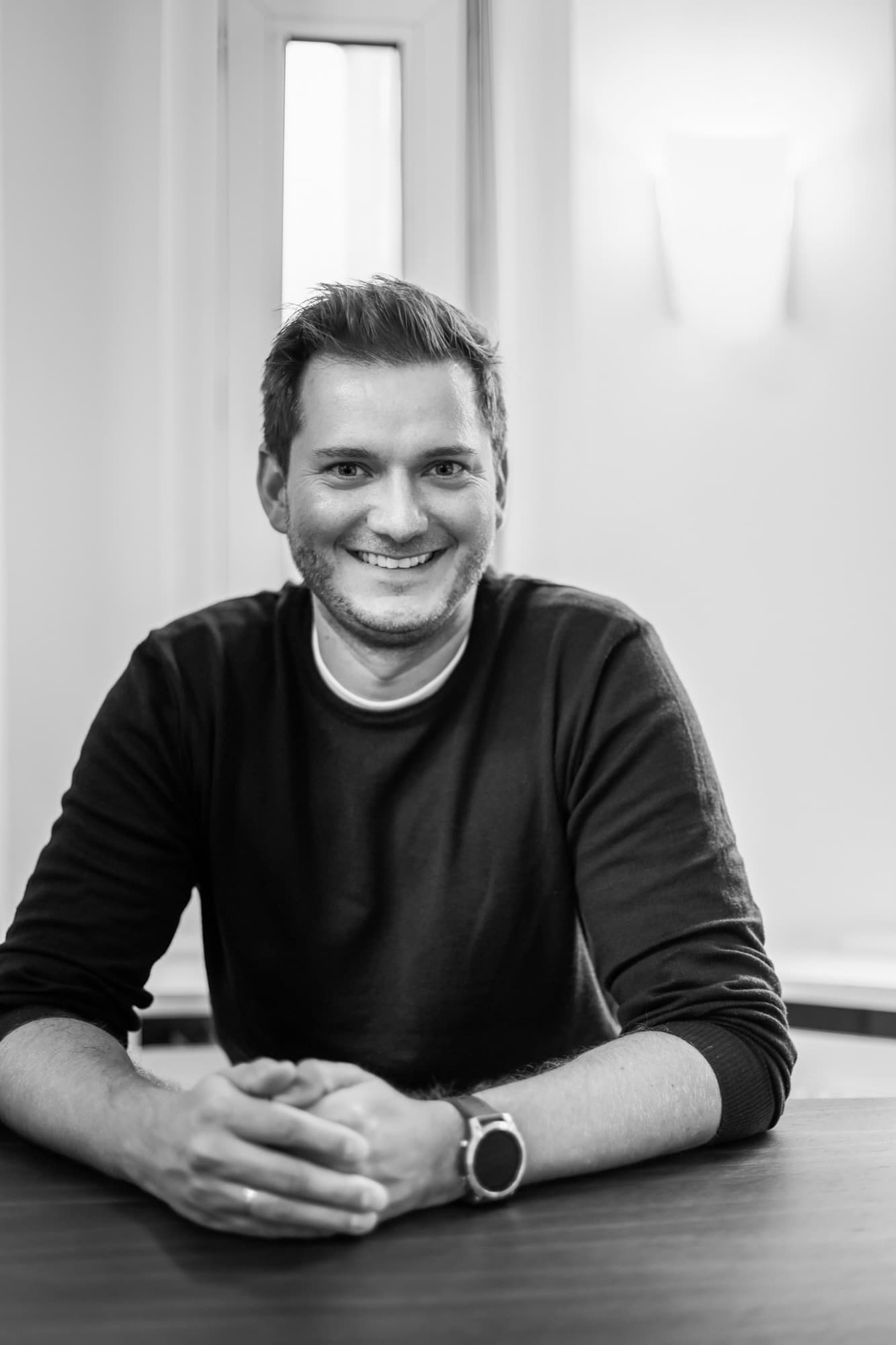 Christian Freundorfer, Schwarz-Weiß-Portrait im Büro
